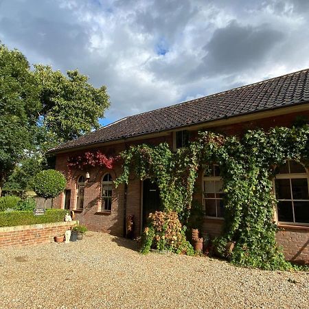 Betsey Trotwood. Historic Stylish 2-Bed Cottage. Blundeston 외부 사진