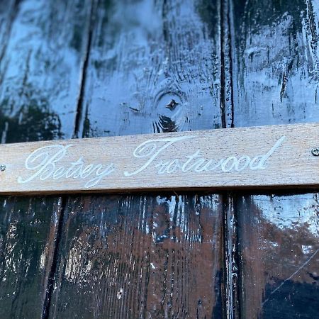 Betsey Trotwood. Historic Stylish 2-Bed Cottage. Blundeston 외부 사진