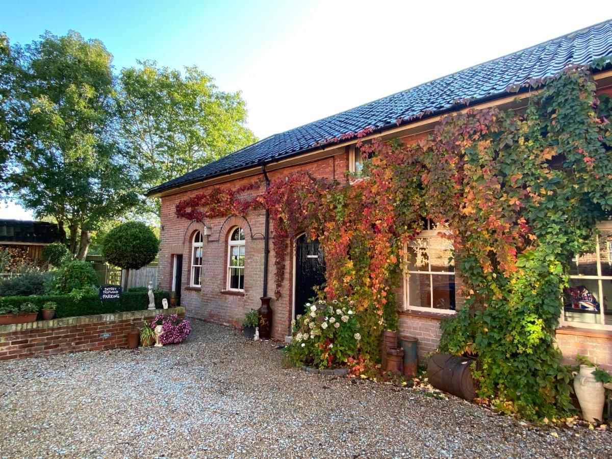 Betsey Trotwood. Historic Stylish 2-Bed Cottage. Blundeston 외부 사진