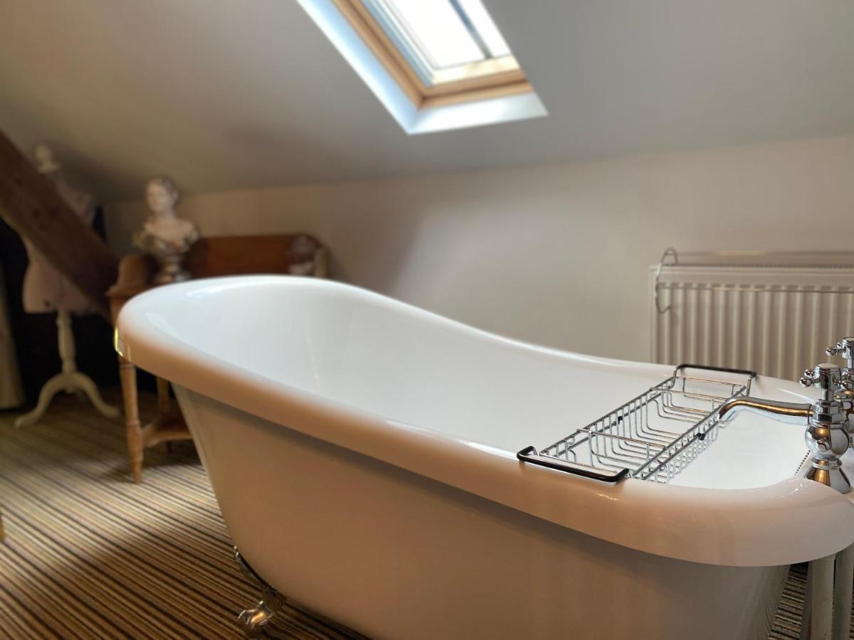 Betsey Trotwood. Historic Stylish 2-Bed Cottage. Blundeston 외부 사진