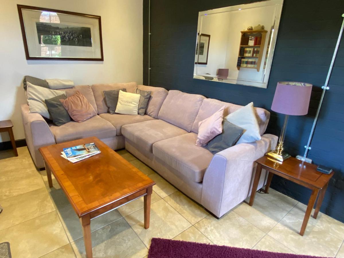 Betsey Trotwood. Historic Stylish 2-Bed Cottage. Blundeston 외부 사진