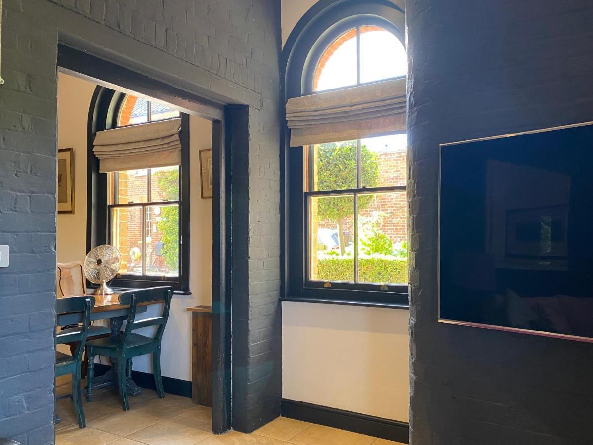 Betsey Trotwood. Historic Stylish 2-Bed Cottage. Blundeston 외부 사진