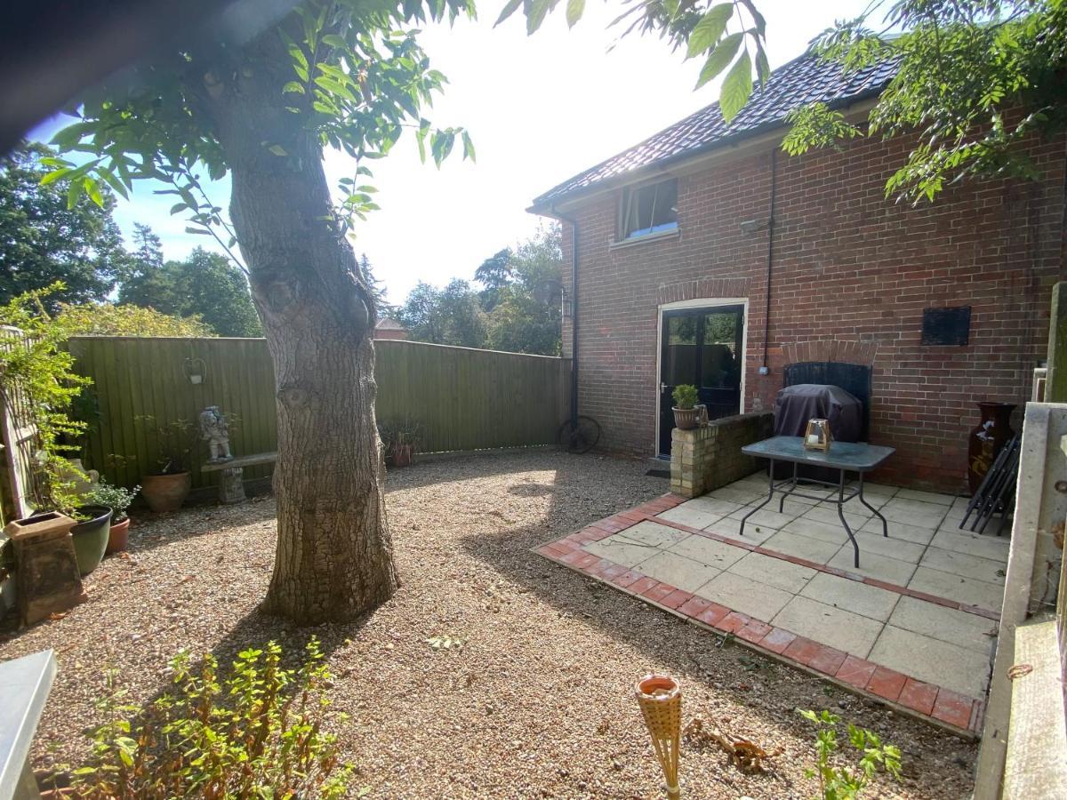 Betsey Trotwood. Historic Stylish 2-Bed Cottage. Blundeston 외부 사진