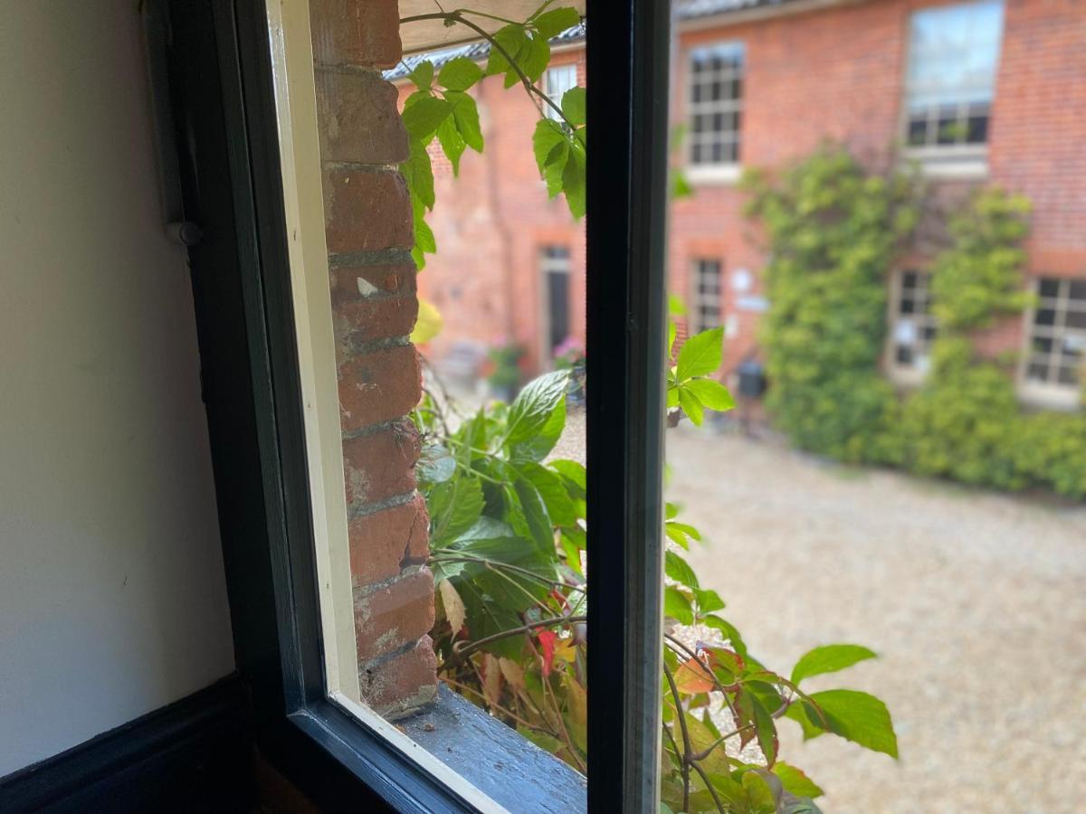 Betsey Trotwood. Historic Stylish 2-Bed Cottage. Blundeston 외부 사진